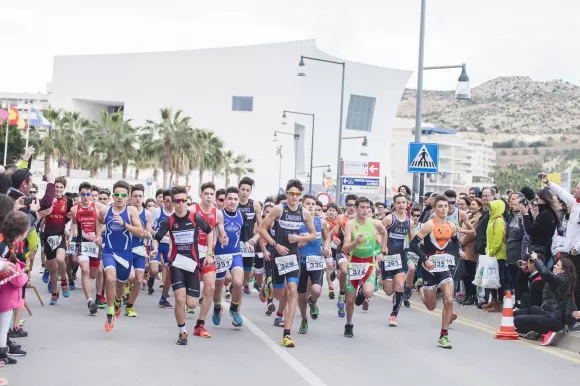 El triatlón de Águilas bate el récord de participación femenina, con un 35%