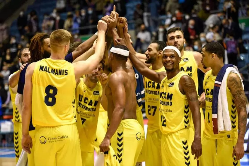 El UCAM Murcia se asoma a la tercera plaza tras asaltar al Obradoiro