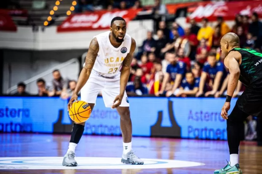 El UCAM Murcia se lleva la victoria ante el Darüssafaka en un partido igualado
