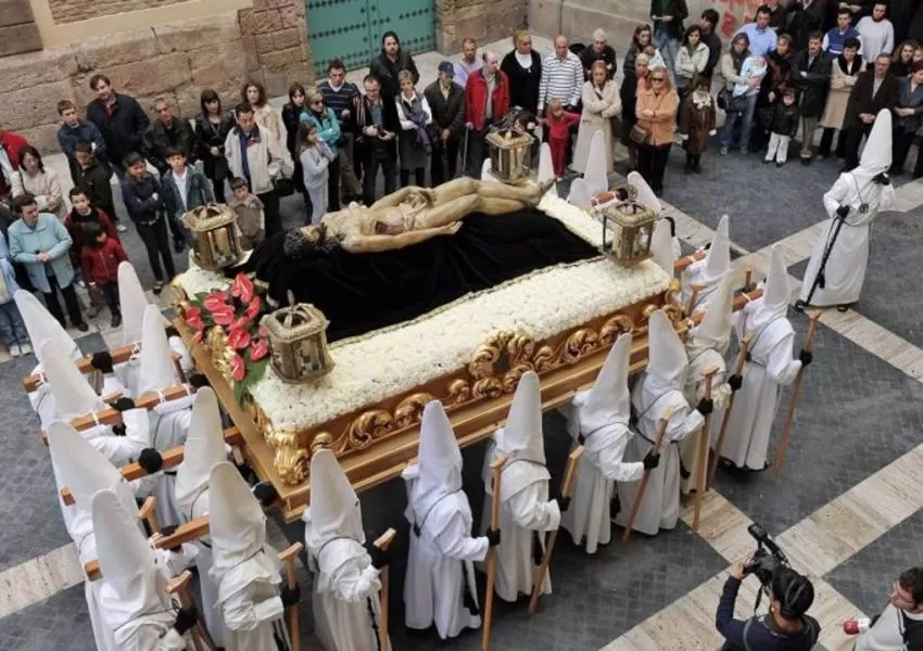 El 'Yacente' lleva el luto hebreo a la Semana Santa de la ciudad de Murcia este Sábado Santo