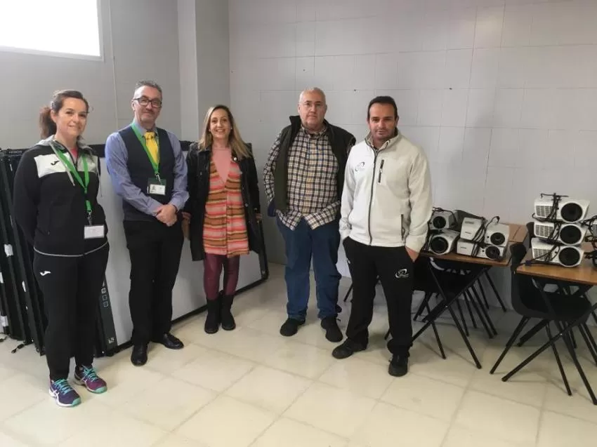 ELIS Villamartín dona más de 50 proyectores y pizarras interactivas a asociaciones de personas con discapacidad y colegios