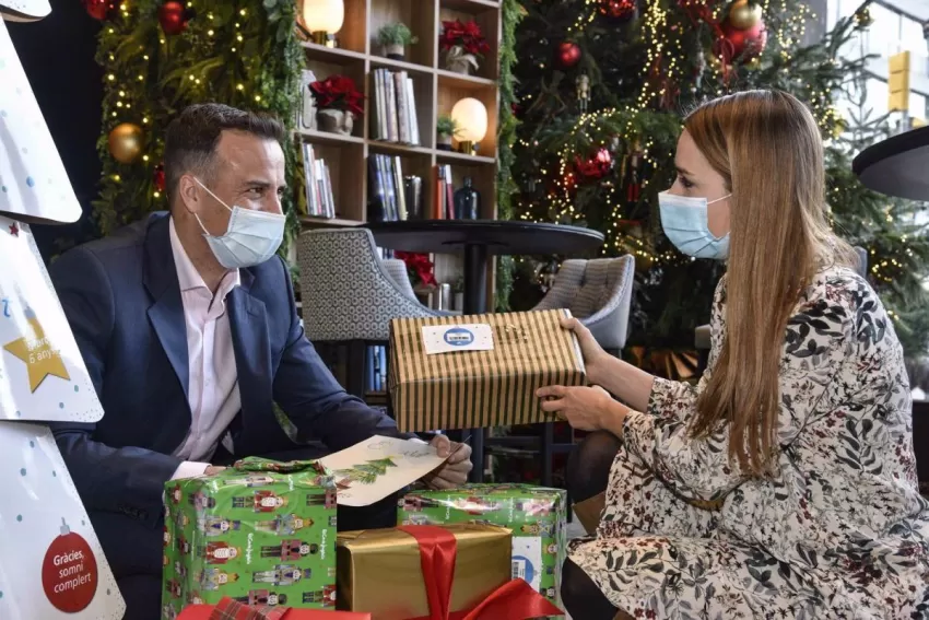 Empleados y clientes de CaixaBank entregarán regalos de Navidad a casi 1.000 niños y niñas murcianos vulnerables