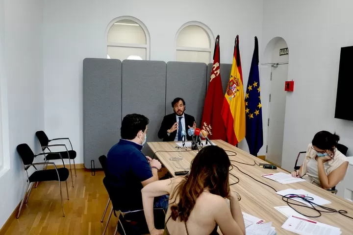 Empleo ayudará con 500 euros a la contratación de personal del hogar