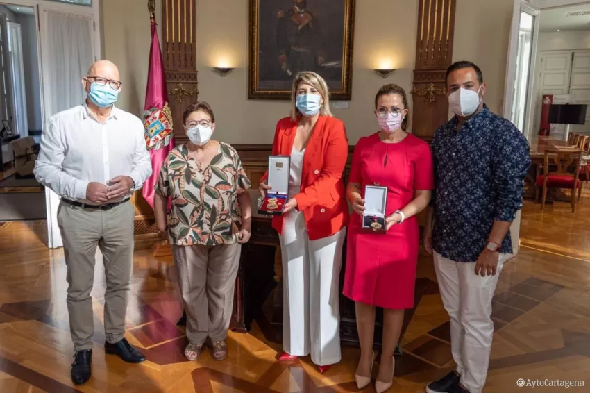 Entregan al Ayuntamiento de Cartagena las medallas de oro de las Bellas Artes y de la Región concedidas a Paco Martín