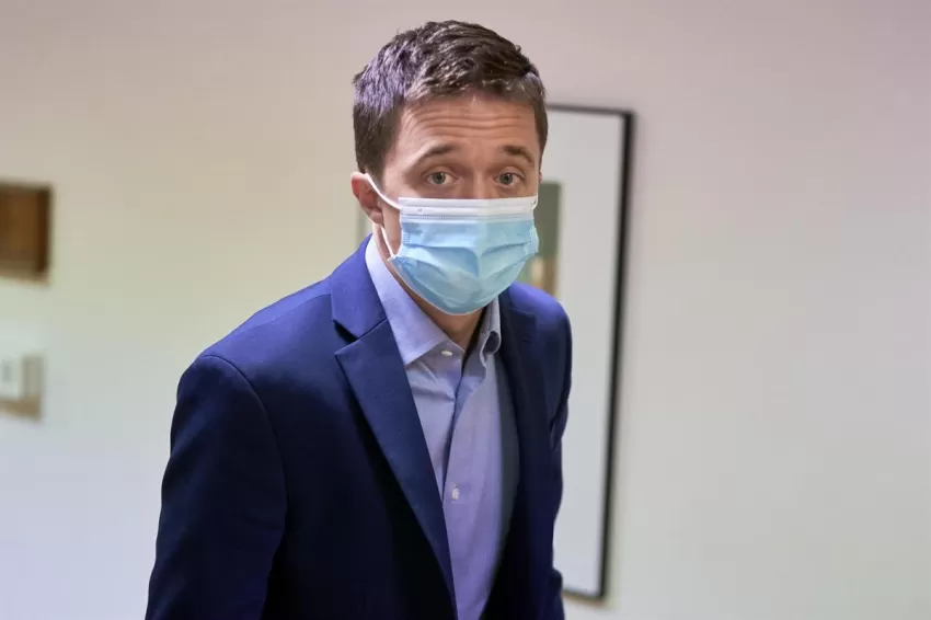 Errejón ve "inútil" imponer la mascarillas en exteriores y urge al Gobierno a rectificar: "Es un error político grave"