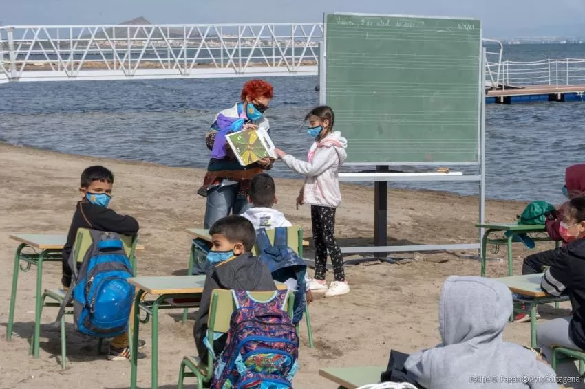 Escolares de Los Nietos reciben sus clases en la orilla del Mar Menor