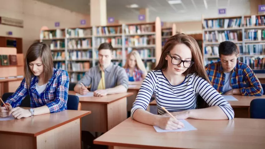 Celaá defiende obtener títulos de ESO y Bachiller con suspensos