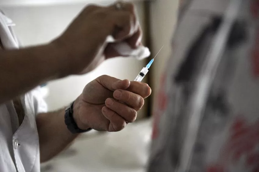 España recibe hoy un millón más de dosis de las vacunas de Pfizer y Moderna