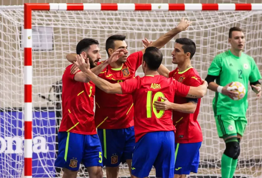 España se mete en cuartos del Europeo por la puerta grande