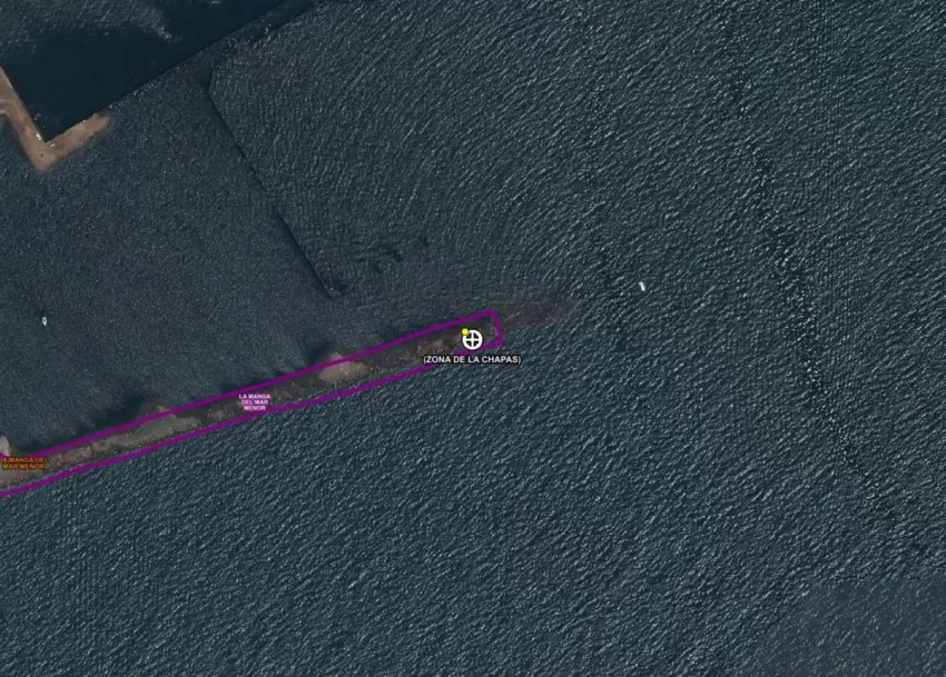 Evacuan por aire a un herido en la bocana del puerto de La Manga