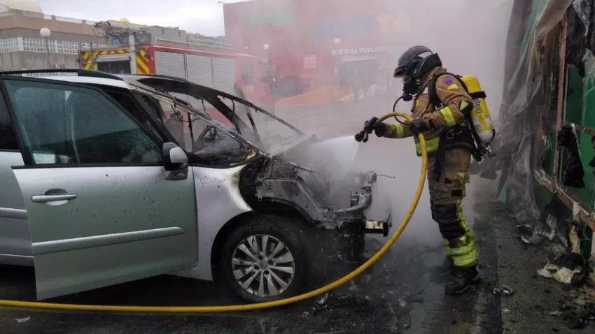 Extinguido el incendio de un vehículo en el aparcamiento de un supermercado en Mazarrón