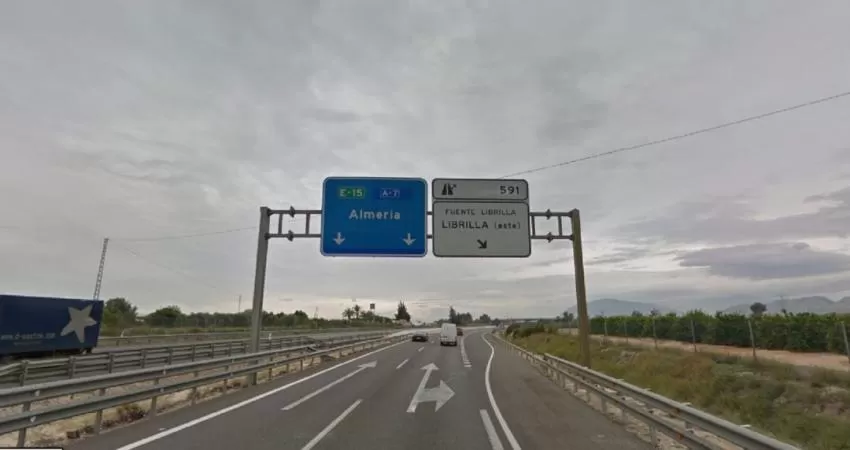 Fallece un motorista tras accidentarse contra un turismo