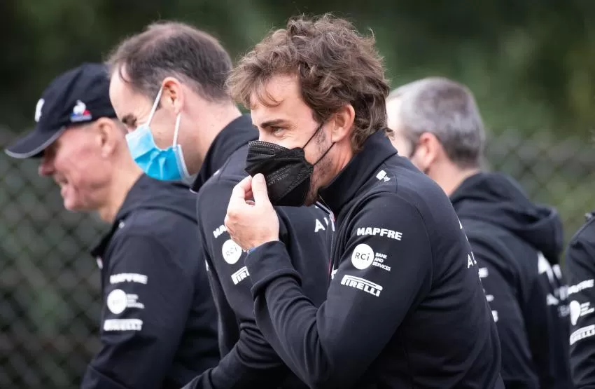 Fernando Alonso: "En el fútbol, si tocas el balón con la mano en el área es penalti siempre"