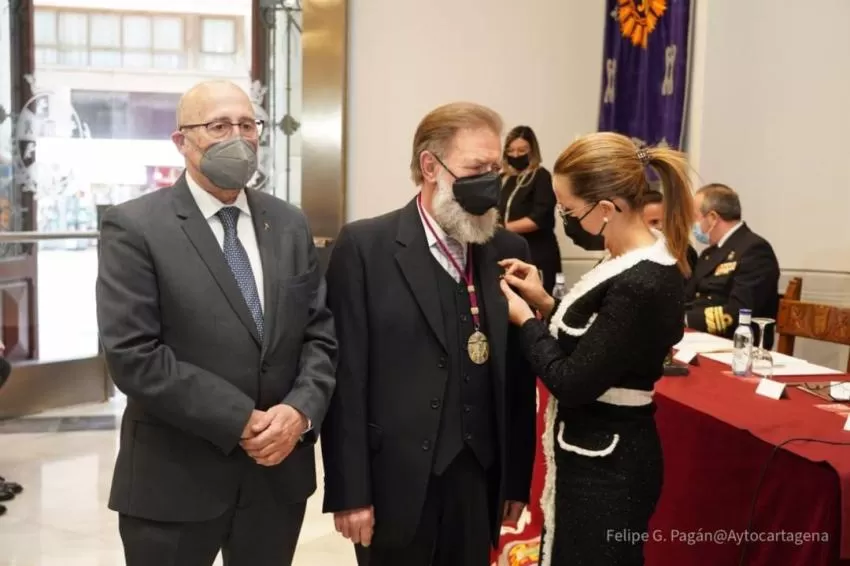 Fernando Navarro Mulero recibe la insignia de Procesionista del Año 2022 de Cartagena