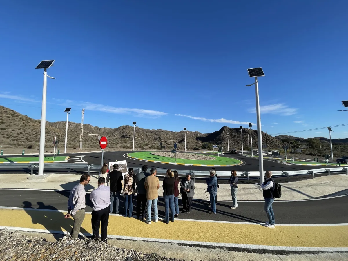 Fomento mejora la seguridad vial en el acceso a Calabardina y Cabo Cope con una nueva glorieta