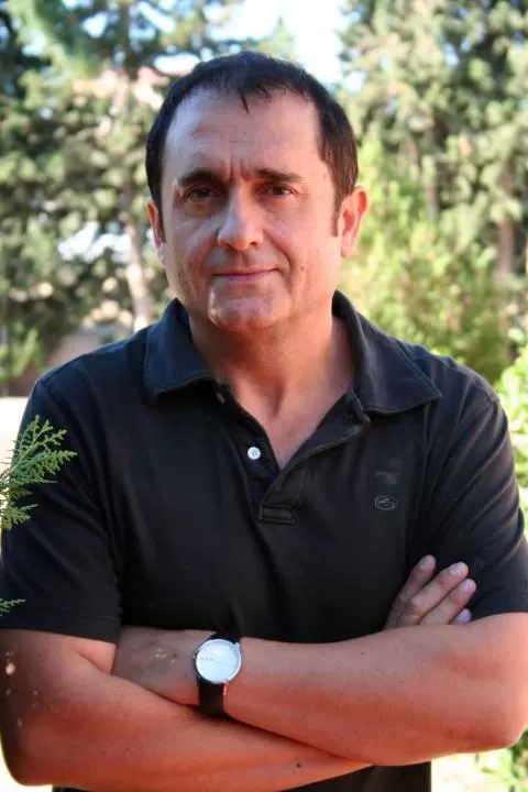 Ginés Aniorte recita los versos de 'El Barco de Teseo' este lunes en el Café El Sur de Murcia