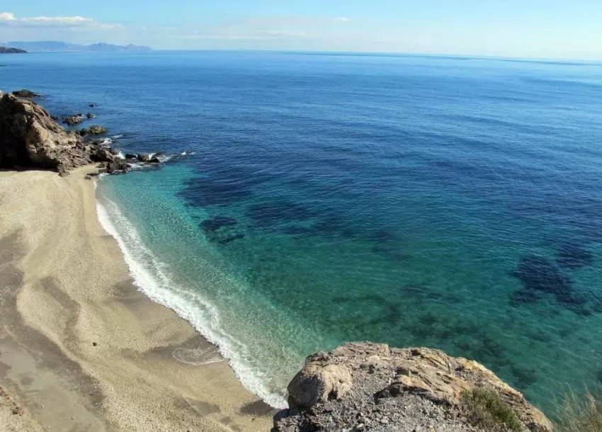 Gobierno regional y ayuntamientos costeros trabajan en un protocolo para disfrutar de las playas en condiciones de seguridad
