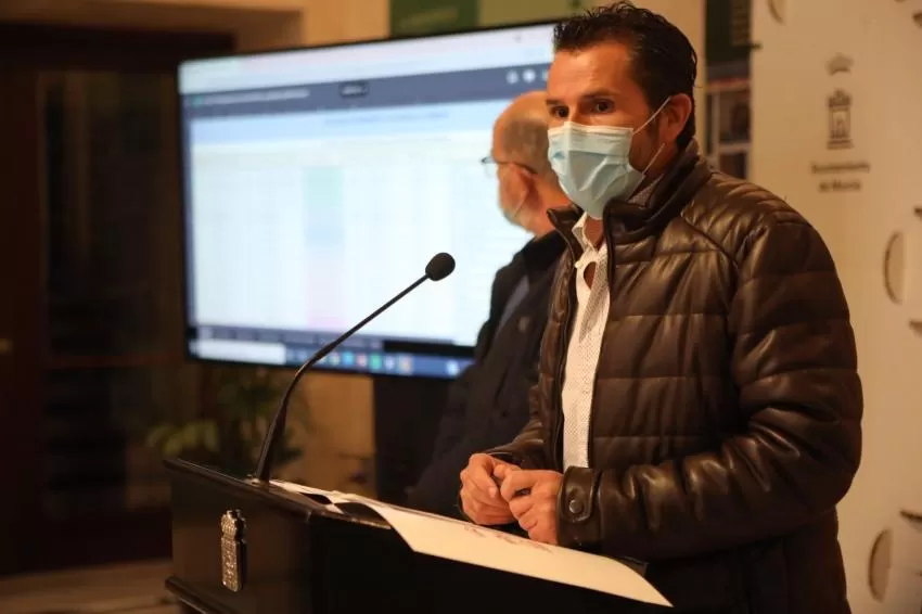 Gómez asegura que el contrato de iluminación navideña se ajusta a la ley, ahorrará costes y mejorará el servicio