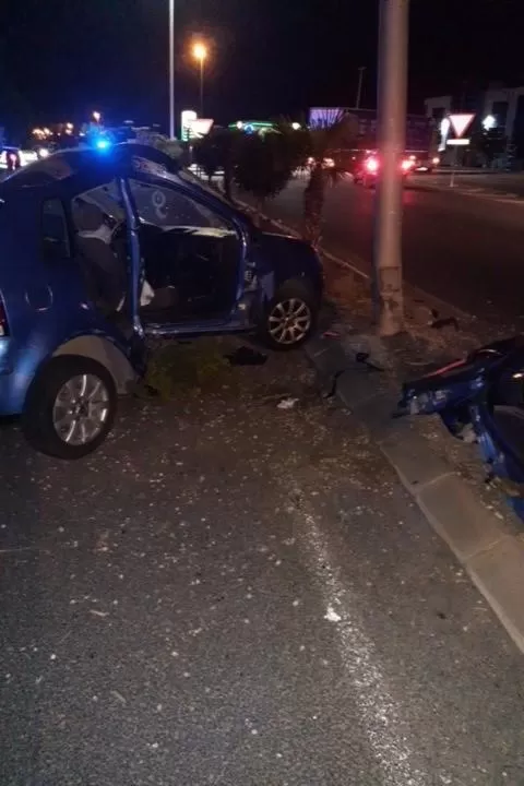Heridas dos personas, una grave, al chocar el coche en el que viajaban con una farola en Molina de Segura