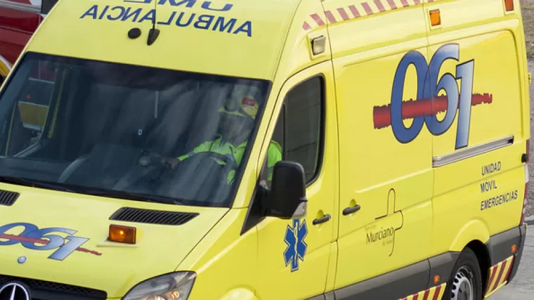 Herido al salirse de la vía el coche en el que viajaba y quedar atrapado en su interior en Lorca