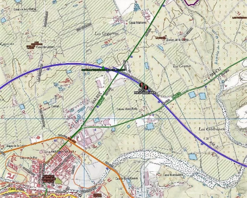 Herido leve al salirse de la carretera el camión que conducía y quedar atrapado mientras el vehículo ardía