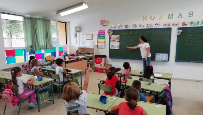 El himno de España no sonará en los colegios de Murcia cada mañana como Vox pretendía