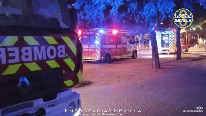 Hospitalizada tras precipitarse desde un segundo piso escapando de un incendio en Sevilla