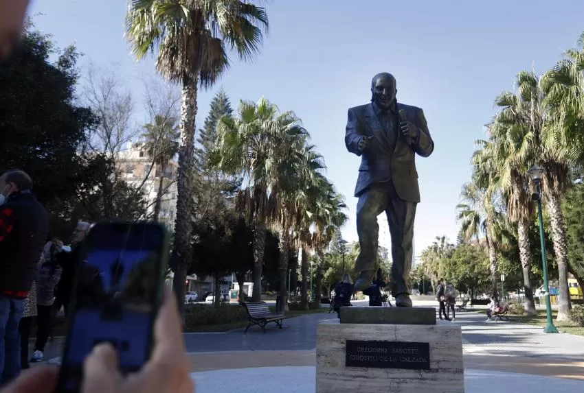Inaugurada en Málaga la escultura homenaje a Chiquito de la Calzada