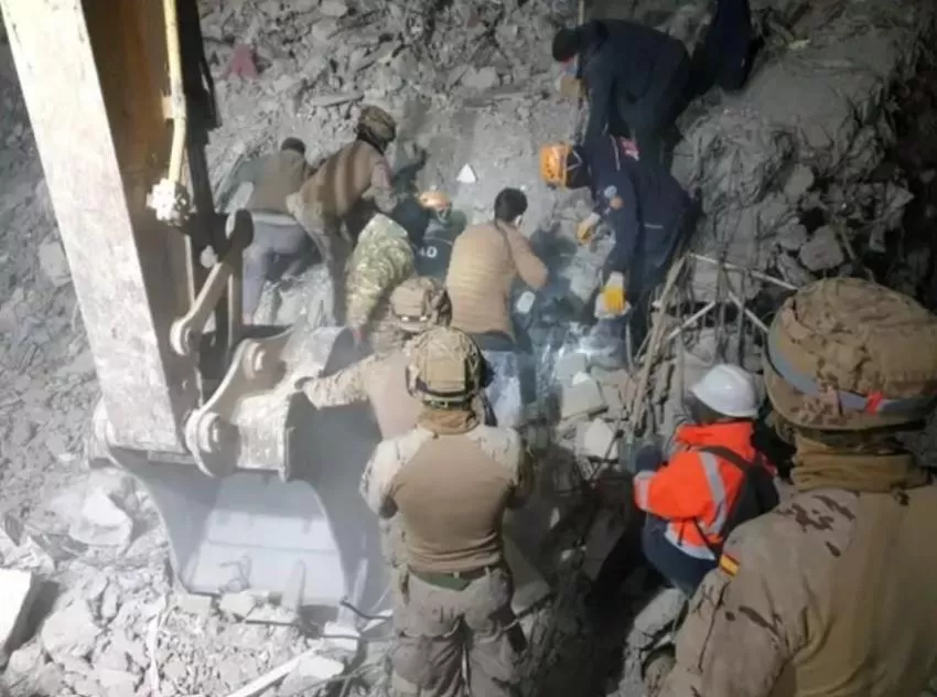 Infantes de Marina participan en el rescate de un niño de 7 años vivo tras el terremoto en Turquía