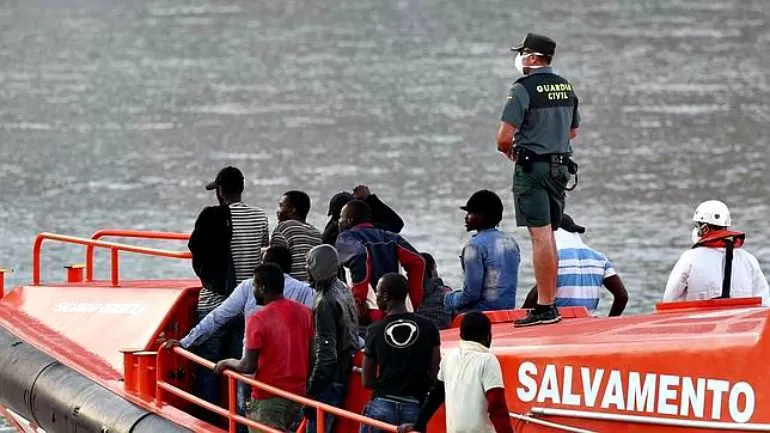 Interceptan tres pateras con 34 inmigrantes a bordo frente al litoral de la Región de Murcia