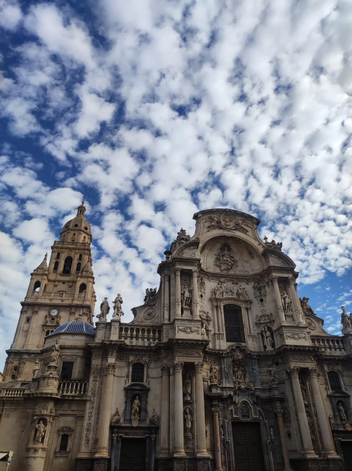 Intervalos de cielos nubosos, sin descartar chubascos ocasionales en el Noroeste