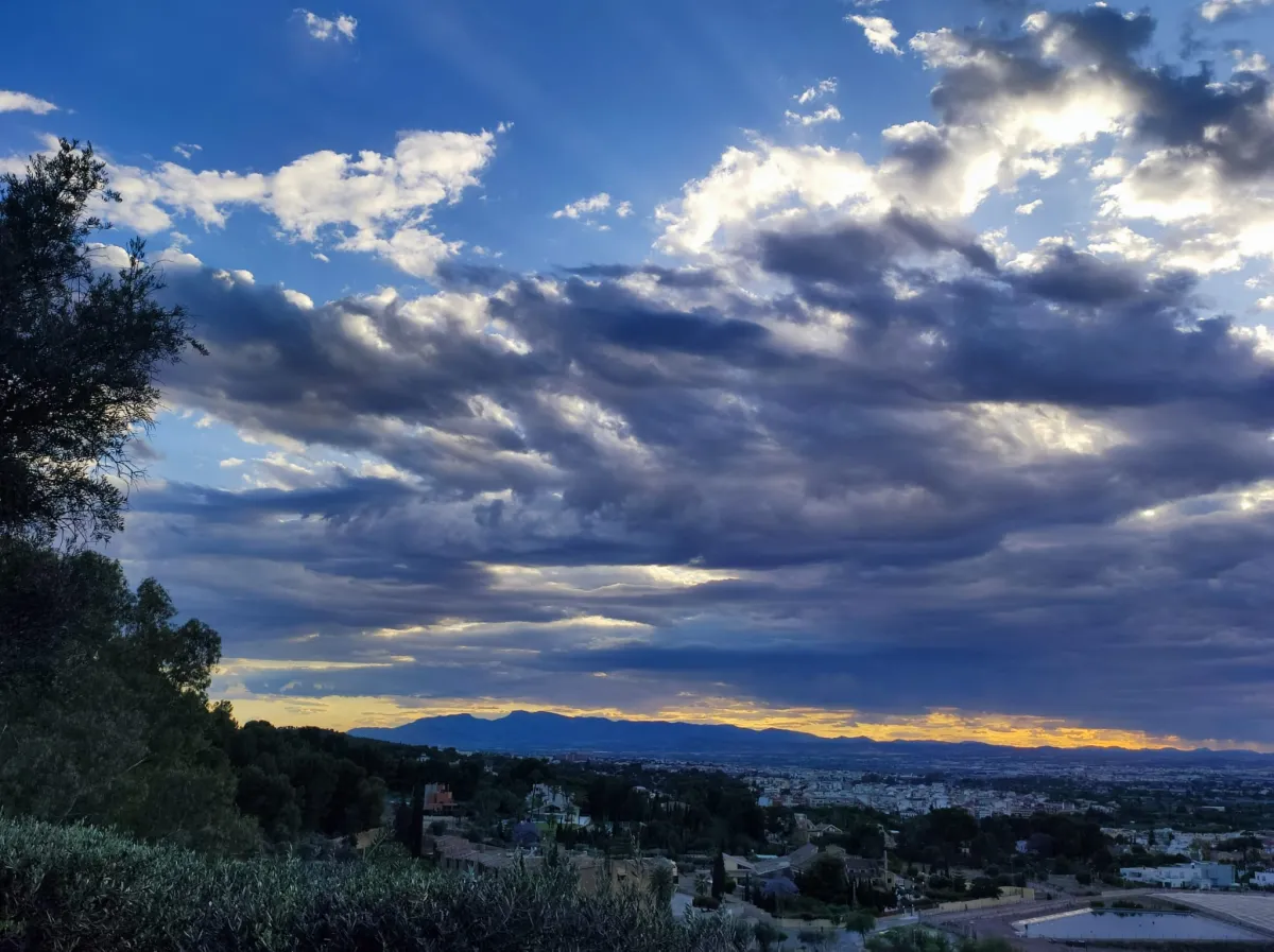 Intervalos de nubes altas y temperaturas con pocos cambios 