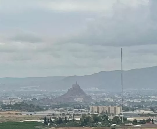 Intervalos de nubes medias y altas, con polvo en suspensión