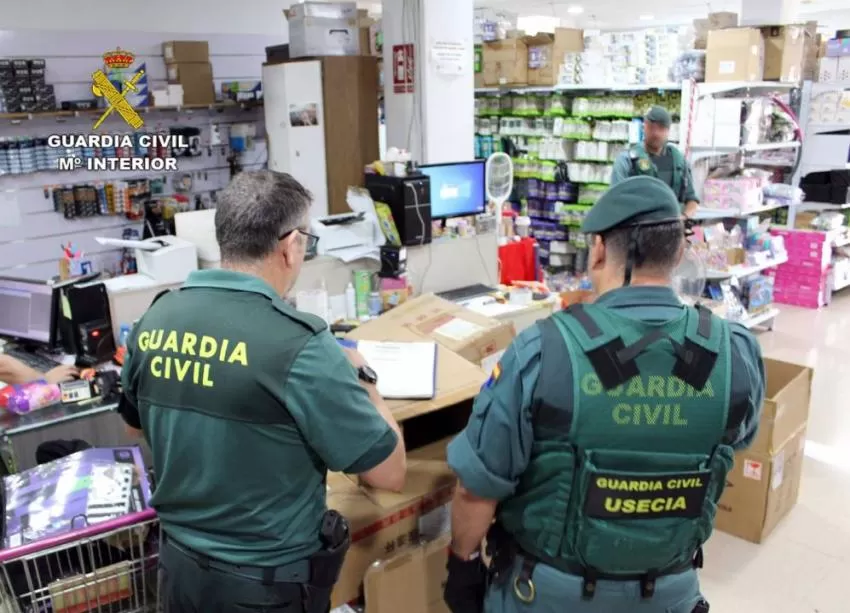 Investigadas siete personas por vender productos falsificados en bazares de Murcia y el Alto Guadalentín