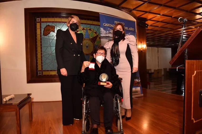 Josefa Muñoz Plazas recibe el premio Cartagenera del Año 2020