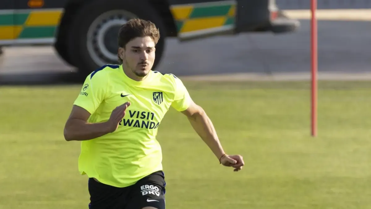 Julián Álvarez se ausenta del entrenamiento del Atlético de Madrid por tercer día consecutivo, aumentando la incertidumbre sobre su futuro.