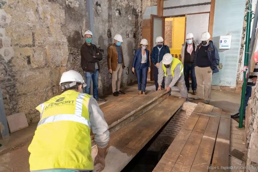La alcaldesa y el bisnieto de Isaac Peral visitan las obras de la casa-museo del inventor de Cartagena