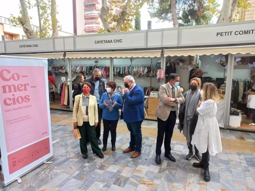 La avenida Alfonso X de Murcia acoge hasta el domingo la Feria del Comercio con una treintena de estands
