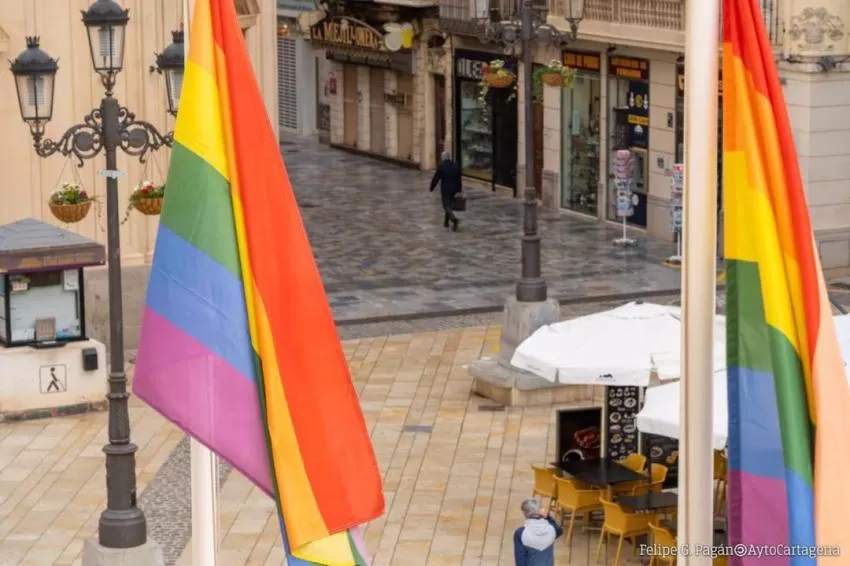 La bandera arcoíris ondea en el Palacio Consistorial de Cartagena en el Día Internacional de la Visibilidad Lésbica