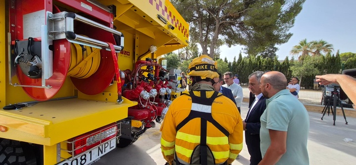 La Comunidad adquiere dos nuevas autobombas de última generación para reforzar el dispositivo de defensa contra incendios forestales