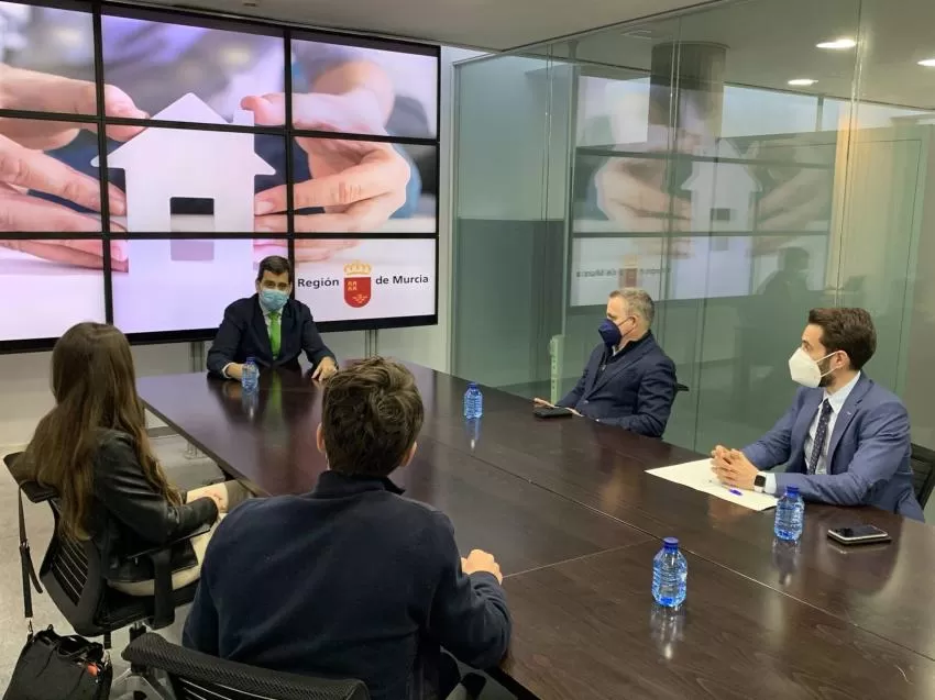 La Comunidad destinará un millón de euros a una nueva línea de avales para facilitar el acceso de jóvenes a su primera v