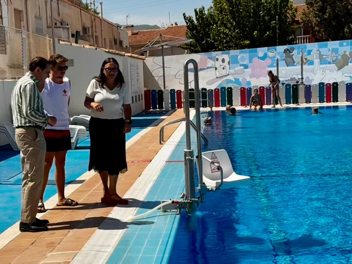 La Comunidad destina 30.000 euros para mejorar la accesibilidad de la piscina municipal de Ulea.