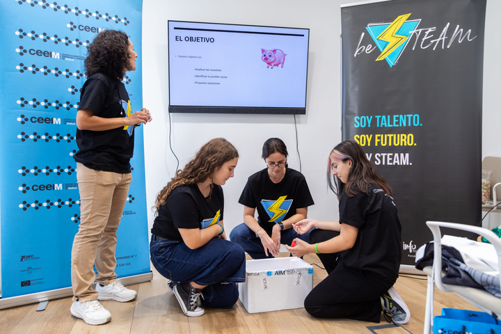 La Comunidad lanza un programa para ayudar a las jóvenes a descubrir su talento científico y tecnológico