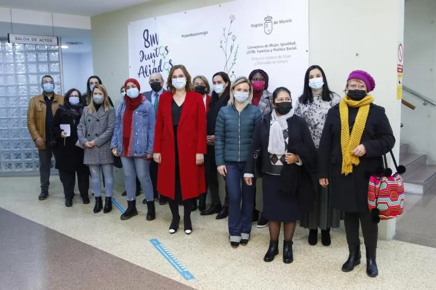 La Comunidad promueve la primera jornada sobre mujeres migrantes para fomentar el respeto y apoyo hacia ellas