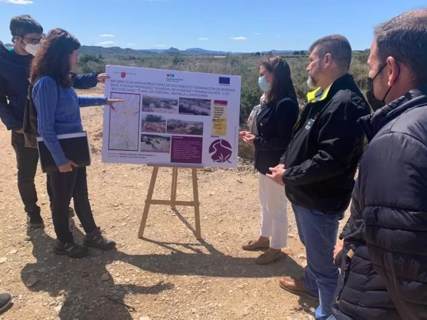 La Comunidad realiza mejoras de infraestructuras y elimina residuos en Ajauque, Rambla Salada y río Chícamo