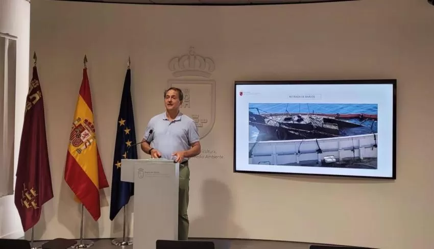 La Comunidad y el Ayuntamiento de Cartagena retiran cerca de 10.000 toneladas de algas en el Mar Menor desde enero