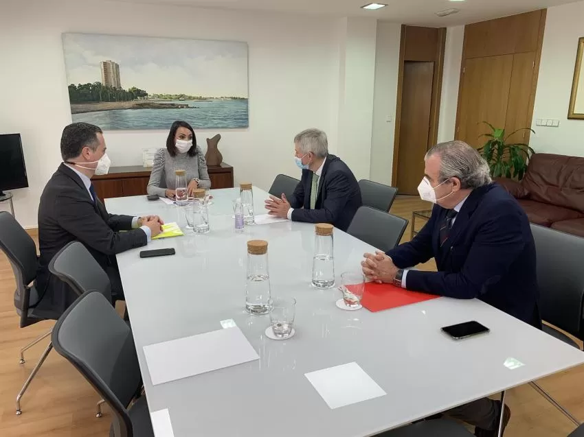 La consejera de Empresa mantiene su primer encuentro con Aválam