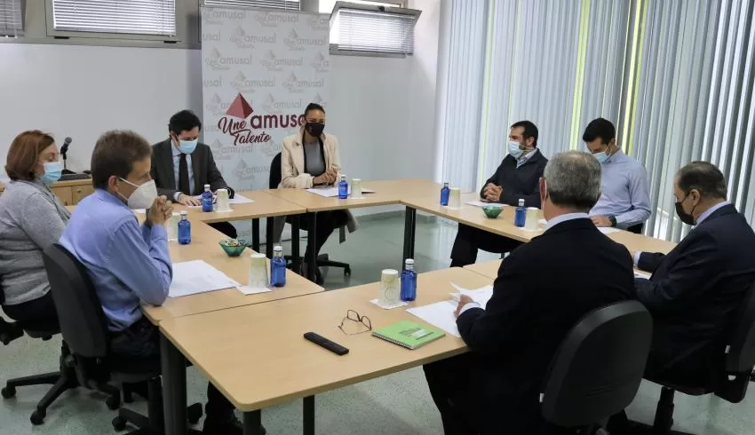 La consejera Miguélez mantiene su primer encuentro con representantes de Amusal