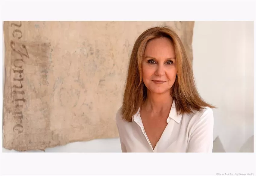 La escritora María Dueñas presenta este miércoles en la UMU su nueva novela, 'Sira'