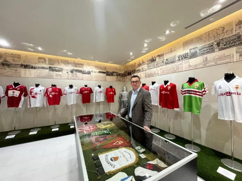 La exposición de camisetas del Real Murcia, un repaso a la historia del club grana